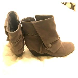 Blowfish Women’s Wedge heel Ankle boots size 6